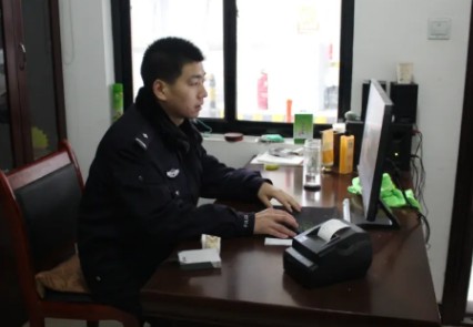 警魂永驻！“90后”民警奋不顾身挡住刺向群众的尖刀